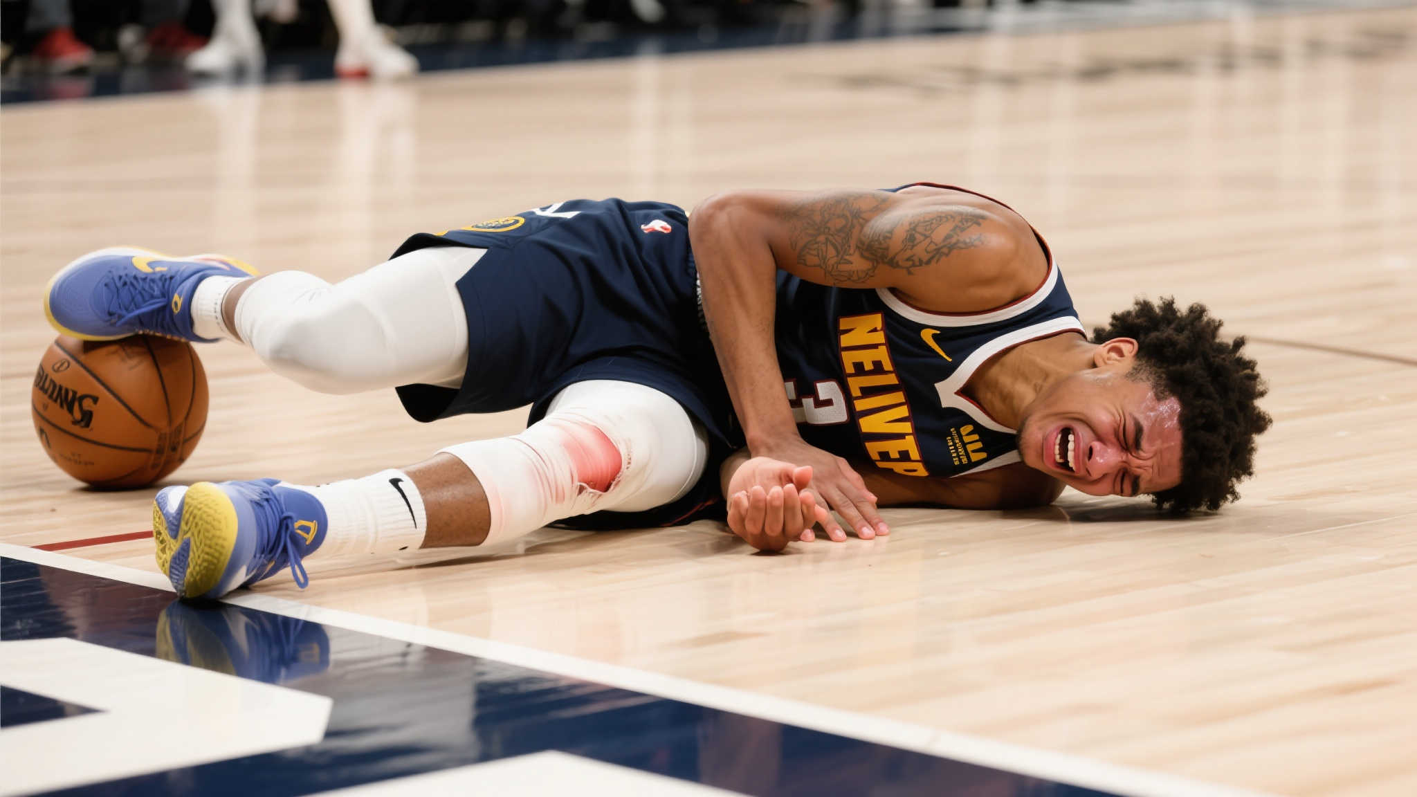 无身体接触意外受伤,哈利伯顿痛苦倒地被扶离赛场 无身体接触意外受伤,哈利伯顿痛苦倒地被扶离赛场